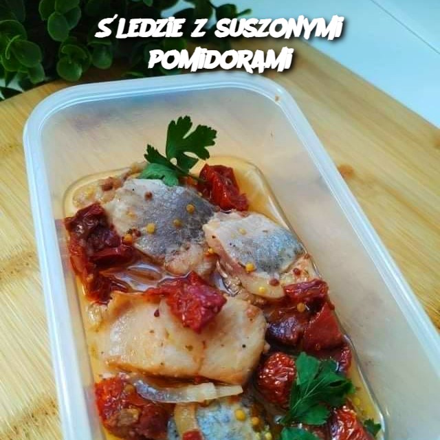 Śledzie z suszonymi pomidorami: A Unique Polish Delight