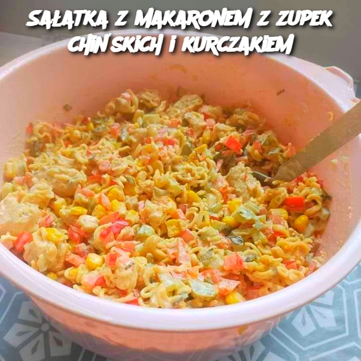 Sałatka z makaronem z zupek chińskich i kurczakiem