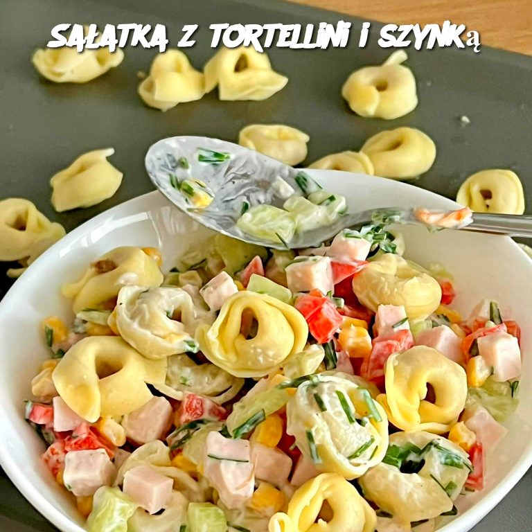 Sałatka z tortellini i szynką