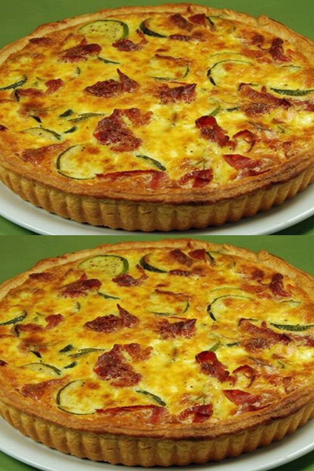 Smaczny quiche z cukinii z szynką i kantalem