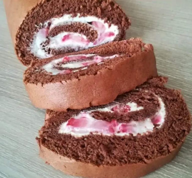 Tort cu cremă de cacao și patiserie