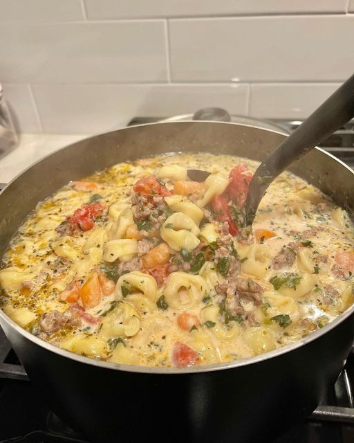 Zupa z kiełbasą i tortellini