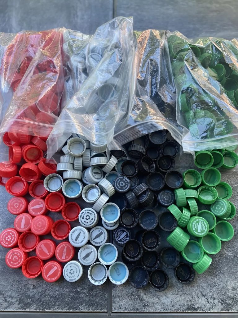 Jak poddać recyklingowi plastikowe nakrętki?